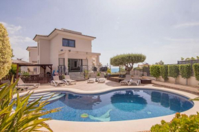 Villa moderna con piscina